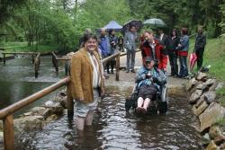 Spiegelaus Bürgermeister Josef Luksch lies es sich nicht nehmen zusammen mit Rollstuhlfahrer Armin Kainz im Beisein von Nationalparkleiter Dr. Leibl und Landrat Lankl (hinten mit Regenschirm) die barrierefreie Naturkneippanlage Schwarzach im Nationalpark Bayerischer Wald zu eröffnen
Foto Rainer Pöhlmann