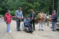 Nationalparkleiter Dr. Franz Leibl, Rollstuhlfahrer Armin Kainz, Landrat Ludwig Lankl und Spiegelaus Bürgermeister Josef Luksch durchschneiden das Band zur barrierefreien Naturkneippanlage Schwarzach im Nationalpark Bayerischer Wald
Foto Rainer Pöhlmann