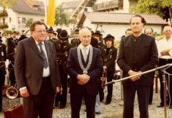 Grundsteinlegung für das Waldgeschichtliche Museum mit Ministerpräsident Franz Josef Strauß (v. l.), Bürgermeister Schmutzer und Geschäftsleitendem Beamten Schober (Foto: Archiv WGM).