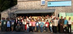 Nach einer fröhlichen Feierstunde aus Anlass der erfolgreichen Ausbildung zu Junior Rangern stellten sich die 55. Buben und Mädchen der Nationalparkregion zusammen mit ihren „Seniorrangern“ als Ausbilder und v.r. Nationalparkwachtleiter Erhard, Sachgebietsleiter Wanninger, Nationalparkchef Dr. Leibl und MdL Muthmann (5 v.r.) sowie Sparkassendirektor Attenberger (8 v.l.) zum Erinnerungsfoto