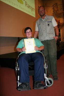 Nico Färber aus Kirchl ist der erste erfolgreiche Junior Ranger im Rollstuhl. Die Seniorranger Robert Stockinger und Karl-Heinz Matschina (nicht im Bild) schafften zusammen mit drei Klassenkammeraden das schier Unmögliche (Foto: R. Pöhlmann)