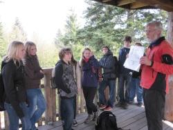 Gespannt lauschen die Schüler der Partnerschule der 8. Klasse der Hauptschule Haslach aus Österreich der Vorstellung des Wildtiers Wolf durch Nationalpark-Waldführer Josef Resch