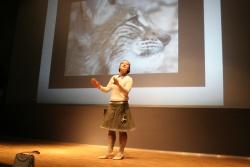 In Gestalt von „Fräulein Brehm“ präsentierte Lydia Starkulla in künstlerischer Form das aktuelle Thema „Der Luchs“.