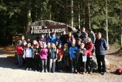 Mit dem Erinnerungsfoto am Eingangsfelsen zum Tierfreigelände ging für die Schüler der vierten Klasse der Grundschule Zwiesel als 100. Schulklasse der Aktion der NPV anlässlich des Internationalen Jahr der Wälder ein erlebnisreicher Tag im NP Bayerischer Wald zu Ende. Mit auf dem Foto NP-Leiter Dr. Leibl, Lehrerin C. Reif sowie die Waldführerinnen H. Graf (v. r.) und K. Liebl (links)