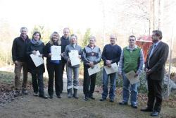 Bei der Personalversammlung vom neuen Personalratsvorsitzenden J. Nußhardt (links) und Nationalparkleiter Dr. F. Leibl (rechts) für langjährige Zugehörigkeit im Öffentlichen Dienst geehrt wurden (von links) A. Schmeller (25 Jahre), R. Pöhlmann (25 Jahre), M. Gahbauer (25Jahre), M. Madl (25 Jahre), E. Seidl (50 Jahre), F. Kellermann (25 Jahre) und H. Höcker (25 Jahre).