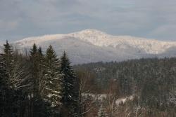 Majestätisch grüßt das tief verschneite Massiv des Großen Rachel (1453 Meter) die Nationalparkbesucher zu seinen Füßen