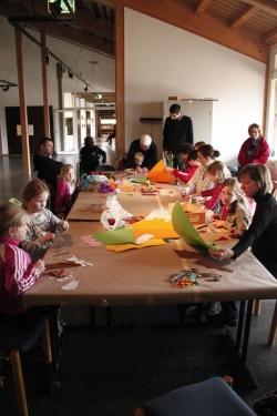 Mit großem Eifer bastelten die Buben und Mädchen bei den Veranstaltungen des Kinderferienprogramms im Hans-Eisenmann-Haus und zeigten unter den prüfenden Blicken der Eltern und Betreuer ihre immense Kreativität.