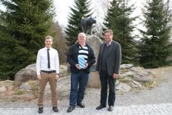 Personalratsvorsitzender Josef Nußhardt (links) und Nationalparkleiter Dr. Franz Leibl gratulierten anlässlich der Personalversammlung Forstwirt Walter Hackl zu seinem „runden“ Geburtstag.