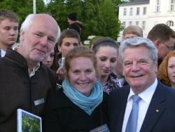 Lukas Laux (Nationalpark Bayerischer Wald) und Nina Treu (Go4BioDiv) stellten Bundespräsident Joachim Gauck die internationale Naturschutzarbeit des Nationalparks Bayerischer Wald vor.