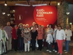 Die Frauenunion Mauth, Perlesreut und Waldkirchen beim Besuch des Hans-Eisenmann-Hauses mit ihrer Vorsitzenden Irene Hilz (4 v.l.) und dem Leiter des Hauses Stefan Vießmann