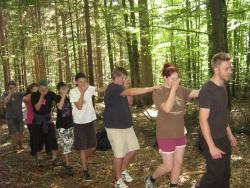 Beim internationalen Sommercamp lernten die tschechischen und deutschen jugendlichen Teilnehmer unter Anleitung von Nationalparkmitarbeiter Thomas Michler im Bereich des Wildniscamps am Falkenstein mit Hilfe von Spiegeln die Nationalparkwälder in einer ungewohnten Perspektive kennen