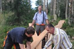 In mühsamer und zeitaufwendiger Handarbeit erneuern Mitarbeiter der Nationalparkverwaltung den Holzbohlensteg des Erlebnisweges „Schachten und Filze“