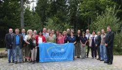 Die neuen Nationalpark-Partner freuen sich zusammen mit Nationalparkleiter Dr. Franz Leibl (r. außen) und dem Vorsitzenden des Nationalpark-Partner Bayerischer Wald e.V., Jochen Stieglmeier (l. außen), auf die Zusammenarbeit im Netzwerk.