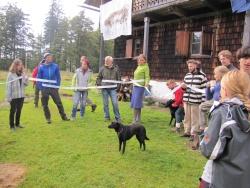 Lenka Štukhejlová schuf ein Roll-Buch mit Texten aus „Böhmerwald sterbend und romantisch“ von Josef Váchal. Das Buch verband buchstäblich die Besucher der Vernissage auf dem Tummelplatz