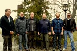 Der Leiter der Nationalparkverwaltung Bayerischer Wald Dr. F. Leibl (links) mit seinen Mitarbeitern, denen er neue oder geänderte Aufgabenbereiche übertragen hat: von links M. Großmann (Leiter Nationalparkwacht), dessen Stellvertr. und Leiter des Servicezentrums Falkenstein R. Gaisbauer, W. Kirchner (Leiter NPDSt. Neuschönau), S. Vießmann (Leiter Servicezentrum Lusen) und C. Binder (Leiter HEH)