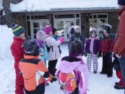 Gut eingepackt, und gleich geht’s los zur Führung in den zauberhaften Winterwald