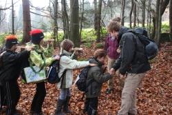 In einem kleinen Spiegel, gehalten auf der Nase, sahen die Schüler die Baumkronen aus einem ganz anderen Blickwinkel und hatten große Freude daran den Wald auf diese Weise zu erkunden