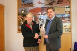 Nationalparkleiter Dr. Franz Leibl (r.) überreichte Wildmeister Helmut Penn zum Abschied ein Glasunikat eines Hirschen als Dank für sein 40 Jahre währendes erfolgreiches Berufsleben im Nationalpark Bayerischer Wald