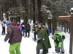 Die Jugendlichen aus den grenzüberschreitenden Nationalparkregionen trotzten dem schlechten Wetter beim Aufstieg zum Falkenstein nach dem Motto: Hauptsache, wir haben uns gemeinsam wiedergesehen