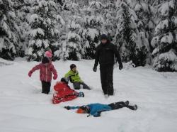 Viel Spaß hatten alle Beteiligten beim Winteraktionstag im Waldspielgelände bei Spiegelau
