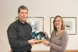 Der Leiter des Luchsprojekts Dr. Marco Heurich überreichte Stefanie Jaeger zum Abschied ein Unikat eines Luchses aus Glas