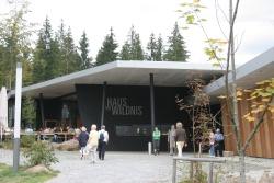 Das 2006 eröffnete Besucherzentrum Haus zur Wildnis erwartet dank seines attraktiven Angebotes ungebrochenen Besucherzustroms am Sonntag oder Montag den millionsten Gast
