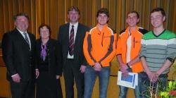 Landwirtschaftsminister Helmut Brunner, BBV-Bezirksbäuerin Maria Biermeier, BBV-Vizepräsident Günther Felßner, Lukas Plechinger, Matthias Gerthofer, Mario Wolf, v.l. bei der Siegerehrung