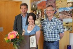 Nationalparkleiter Dr. Franz Leibl (links) und Sachgebietsleiter Josef Wanninger verabschieden Britta Baums mit einem Blumenstrauß nach vier Jahren erfolgreicher Arbeit im Bereich Tourismus und Regionalentwicklung der Nationalparkverwaltung