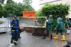 Regale, Möbel und Unterrichtszubehör wurde von den bis zu 40 Hilfskräften der Nationalparkverwaltung Bayerischer Wald zerlegt und auf die bereitstehenden Container geworfen