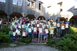 Der Augenblick, auf den die frischgebackenen Juniorranger gewartet haben: Das Gruppenfoto auf dem sie die gerade erhaltenen Zertifikate als Erinnerung und mit Stolz für die Presse zeigen