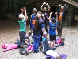 Mit Begeisterung bauten Kinder im Waldspielgelände Spiegelau nach Anleitung von „Bufdi“ Stefan Köberl und Waldführerin Claudia Barthmann einen Baum