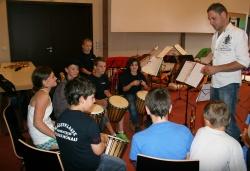 Die Schüler-Musikgruppe der Blaskapelle Neuschönau unter der Leitung von Stefan Seidl spielte zu den Tieren Afrikas mit Trommelklängen die dazu passende Musik