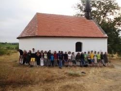 Teilnehmer des Camps an der neu rekonstruierten Kapelle bei Popice, zu Zeiten des Eisernen Vorhangs war sie fast ganz zerstört