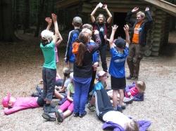 Mit Begeisterung bauten Kinder im Waldspielgelände Spiegelau nach Anleitung von „Bufdi“ Stefan Köberl und Waldführerin Claudia Barthmann einen Baum