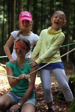 Kindern spielerisch Wissen zu vermitteln, gehört zu den Hauptaufgaben der FÖJler im Nationalpark Bayerischer Wald.