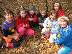 Der Herbstwald bietet einen bunten Fundus an Naturmaterialien, mit denen die Kinder die fantasievollsten Dinge entstehen lassen