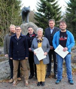 Nationalparkleiter Dr. Franz Leibl (2. v. rechts) und Personalratsvorsitzender Josef Nußhardt (2. v. links) ehrten anlässlich der Herbst-Personalversammlung 2013 die anwesenden Dienstjubilare (Silvia Nodes und Mario Schmid, 3. und 1. v. rechts), angehenden Ruheständler (Gerhard Lender, 3. v. links) und Mitarbeiter mit „runden Geburtstagen“ (Stefan Vießmann, 1. v. links)