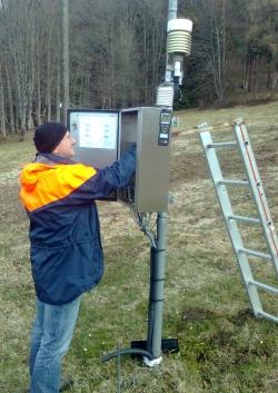 Messablesung am Taferlruck, eine der drei großen Klimastationen, die der Nationalpark seit den 1970er Jahren betreibt (Foto: NPV Bayerischer Wald)