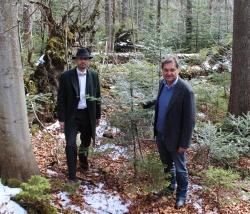 Waldbegang am Seelensteig: Vladimír Dolejský, Amtschef für Naturschutz im tschechischen Umweltministerium (l.), und Nationalparkleiter Franz Leibl (r.) vereinbarten bei ihrem Arbeitstreffen eine Intensivierung der Zusammenarbeit der Nationalparks Šumava und Bayerischer Wald