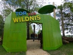 Wartet auf die ersten Besucher: das „Tor zur Wildnis“, mit dem der Nationalpark Bayerischer Wald die Besucher zu einer Erkundungstour in die wilde Waldnatur einlädt