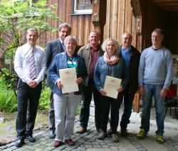 Anlässlich der Frühjahrs-Personalversammlung 2014 ehrten Nationalparkleiter Dr. Franz Leibl (2. v. l.) und Personalratsvorsitzender Josef Nußhardt (1. v. l.) die anwesenden Dienstjubilare (Kurt Schmid, 1. v.r., Brigitte Schreiner und Marianne Schreiner, 3. v. r. und 3. v. l.), Ruheständler (Ludwig Schreiner, 4. v. l.) und Mitarbeiter mit „runden Geburtstagen“ (Oskar Stamm, 2.v.r.). Foto NPV