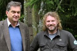 Erstes Arbeitstreffen auf Leitungsebene: Dr. Franz Leibl, Leiter des Nationalparks Bayerischer Wald (l.) und Pavel Hubený, neuer Leiter des Nationalparks Šumava (r.) (Foto: NPV Bayerischer Wald)