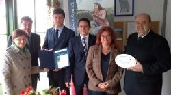 Freuen sich über die neue Partnerschaft zwischen Nationalpark und Ilztalbahn (v. l.): Rosi Steinberger, MdL Grüne, Nationalparkleiter Franz Leibl, ITB-Geschäftsführer Thomas Schempf, der Waldkirchener Bürgermeister Heinz Pollak, Passaus 3. Bürgermeisterin Erika Träger und Jochen Stieglmeier, 1. Vorstand des Vereins der Nationalpark-Partner. (Foto: NPV Bayerischer Wald)
