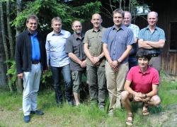 Beim Arbeitsaustausch zu grenzüberschreitender Rangerarbeit (v. l.): Dr. Franz Leibl, Petr Šrail, Dr. Václav Braun, Michael Großmann, Martin Starý, Hans Kiener, Reinhold Gaisbauer und Pavel Storch (Foto: NPV Bayerischer Wald)