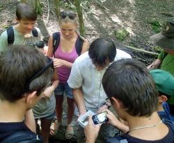 Spannendes Familien-Waldvergnügen: die digitale Geocaching-Schnitzeljagd mit den Junior Rangern rings ums Nationalparkzentrum Falkenstein (Foto: NPV Bayerischer Wald)