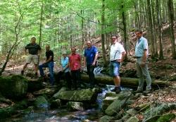 (Foto: NPV Bayerischer Wald): Begutachteten den kürzlich fertiggestellten Wildnissteig Pommerbach (v. l.): Reinhold Weinberger, Kurt Hackl, Gerti Menigat, Josef Uhrmann, Heinz Gußmann, Otto Krottenthaler und Dr. Franz Leibl