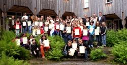 Präsentieren stolz ihre Zertifikate: Die frischgebackenen Junior Ranger; mit dabei (rechts hinten): MdL Alexander Muthmann, Josef Wanninger, Nationalpark-Sachgebietsleiter für Besucherzentren und Umweltbildung sowie Nationalparkwachtleiter Michael Großmann (Foto: NPV Bayerischer Wald)