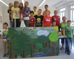 Kunstprojekt an der Georg-von-Pasterwiz-Mittelschule Hohenau: Schüler der 5. und 6. Klasse der präsentieren eines der Kunstwerke vom Nationalparkwald, das nun zukünftig das Schulgebäude schmücken wird. Mit dabei Nationalpark-Waldführerin: Anita Bernecker.