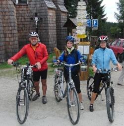 Mit dem Fahrrad unterwegs – ideal für schöne Sommer-Erkundungstouren im bayerisch-tschechischen Grenzgebiet (Foto: NPV Bayerischer Wald)