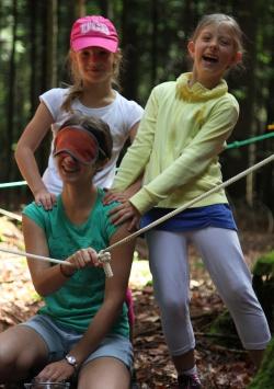 Mit allen Sinnen dabei sein und Ungewöhnliches erleben – dazu lädt die Schnitzeljagd „Das Geheimnis im Wald“ im Waldspielgelände ein (Foto: NPV Bayerischer Wald)